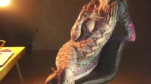 Snapshot of redsparrow__ chatting on December 21, 7:38 pm Red online show from December 21, 7:38 pm