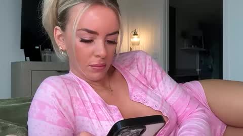 reecemariexx online show from February 25, 5:05 pm