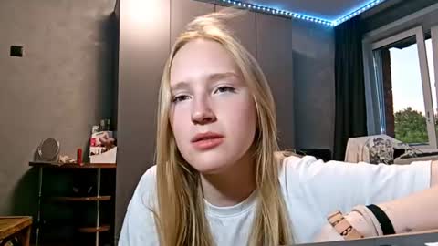 Mia online show from July 30, 4:07 pm