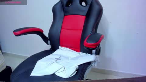 reina_loren online show from January 4, 11:27 pm