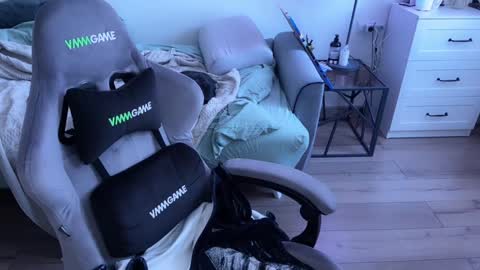   DianaBrite            fansl y online show from February 7, 12:28 pm