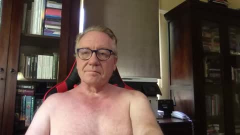 RobertTheRabbit online show from December 7, 8:05 am