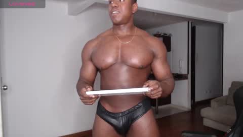 Snapshot of rogger_physique chatting on March 2, 10:59 pm Rogger online show from March 2, 10:59 pm