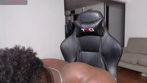 Snapshot of rogger_physique chatting on February 6, 4:42 am Rogger online show from February 6, 4:42 am