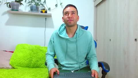 rolos_hot32 online show from January 8, 2:34 pm