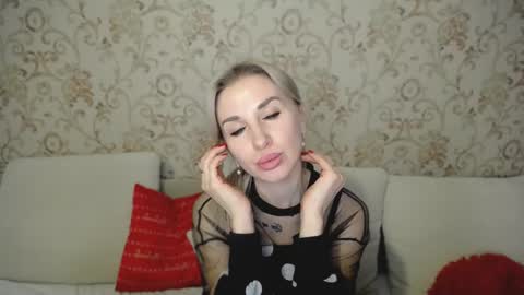 Snapshot of rose__shine chatting on January 8, 1:31 pm rose  shine online show from January 8, 1:31 pm