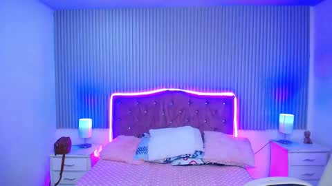 roses_liittle_ online show from March 26, 6:19 am