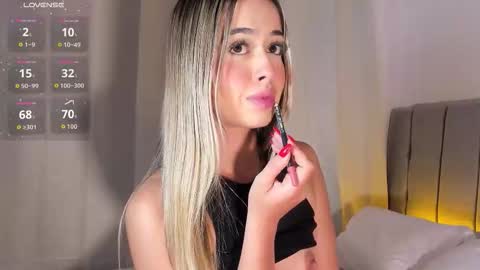 Snapshot of rossedaw_ chatting on October 19, 9:52 pm Rosse Daw Independent model  online show from October 19, 9:52 pm