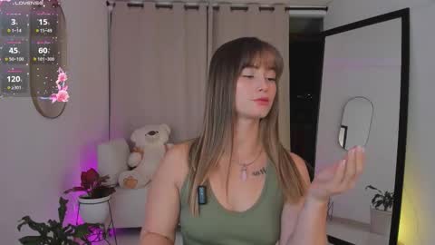 Snapshot of roxie_gates chatting on October 21, 11:08 pm R O X I E online show from October 21, 11:08 pm
