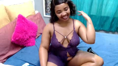 ROXYLUVXXX online show from April 11, 8:07 am