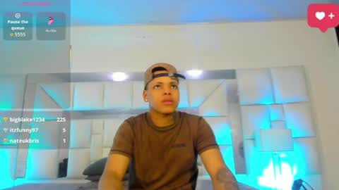 royal_xx online show from April 8, 8:23 pm