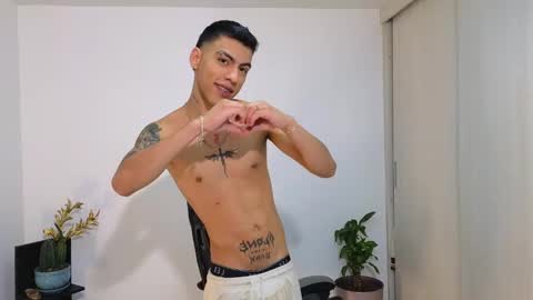Snapshot of russell_adams_ chatting on September 25, 12:39 am R U S S E L L online show from September 25, 12:39 am
