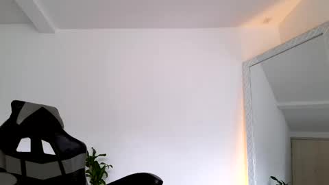Snapshot of russell_adams_ chatting on October 22, 3:57 pm R U S S E L L online show from October 22, 3:57 pm
