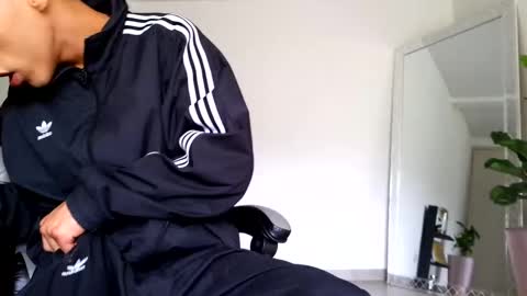 Snapshot of russell_adams_ chatting on October 16, 12:38 pm R U S S E L L online show from October 16, 12:38 pm