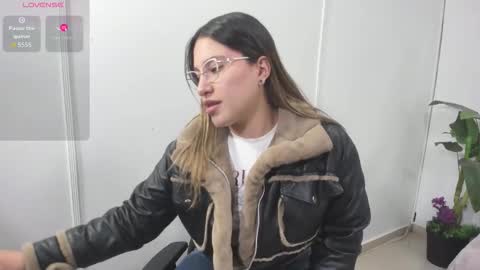 Snapshot of saaya_tay chatting on October 1, 3:38 am saaya_tay online show from October 1, 3:38 am