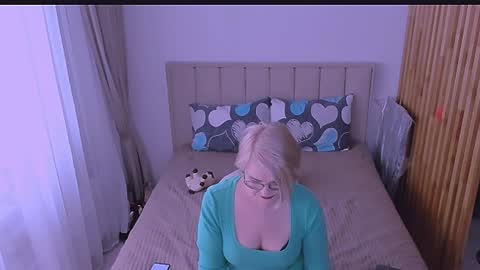 Sabrina MacMarren online show from April 6, 1:12 pm