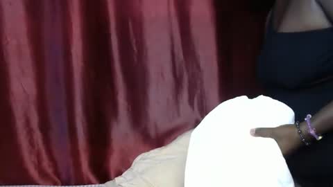 sally_bee1 online show from April 1, 5:10 pm