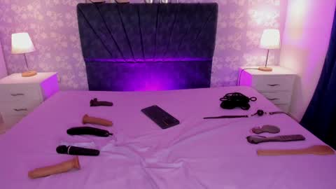 salome_simonz online show from April 7, 8:11 pm