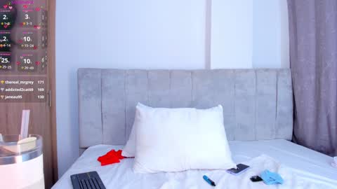 vanessa    model  independent online show from December 4, 8:50 am