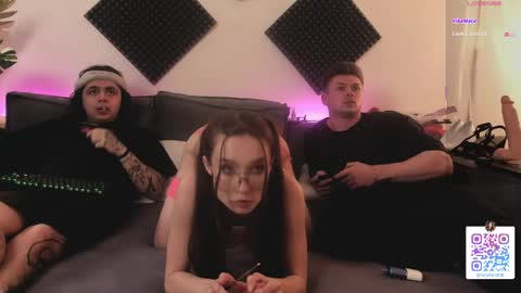 Sansa and Alex online show from April 7, 8:33 pm