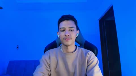 santi_twink19 online show from February 7, 8:44 am