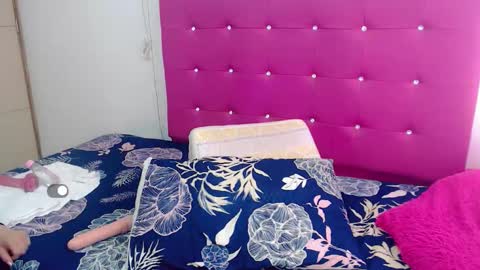 Sara  online show from December 5, 3:21 pm