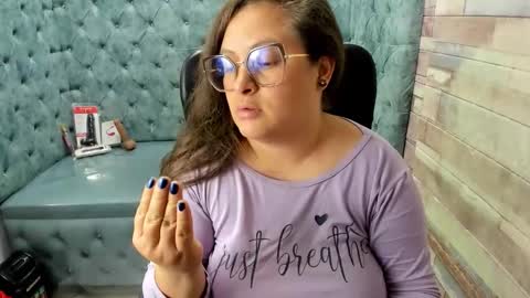 sara_thonson_ online show from June 7, 4:06 am