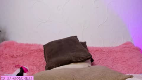 sarah IINDEPENDENT MODEL  online show from October 13, 6:37 am