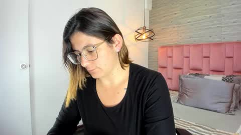 Sarah Deyvis online show from October 23, 5:25 pm