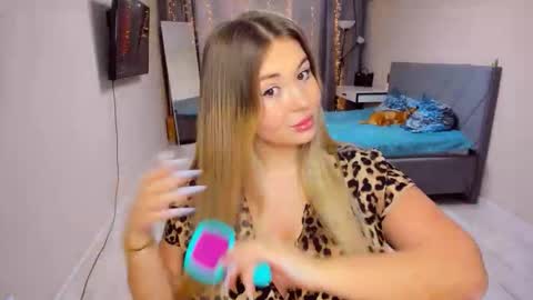 Sarah online show from February 17, 2:49 pm