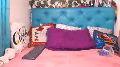 Sara Wills online show from December 1, 2:15 pm