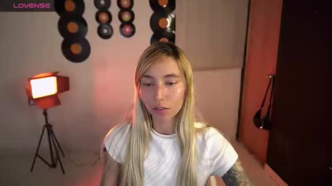 I AM JENN  online show from April 11, 6:29 am