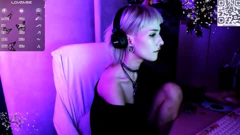 pronoun she. name Mary. age 21. online show from November 10, 4:54 pm