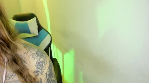 scarbadgirl_ online show from April 8, 3:31 am