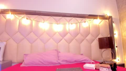 scarlethbigbug online show from February 10, 11:57 am