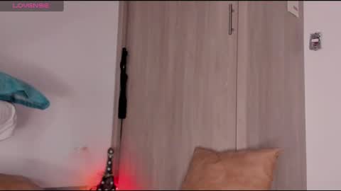 Scarlett Thumb up please help me 100 its important online show from February 13, 3:07 am