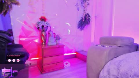     .  INDEPENDENT MODEL online show from February 18, 7:24 pm