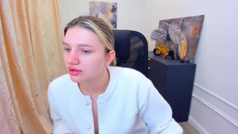 selenaemoore online show from May 29, 4:43 am