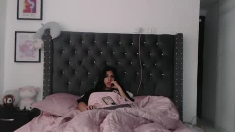 sararoussee online show from February 9, 12:52 pm