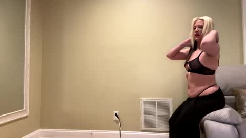 Sexypiglet2728 online show from January 2, 3:48 am