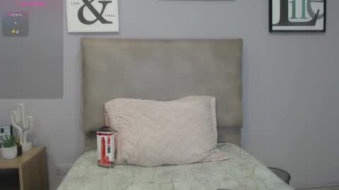 Snapshot of shara_rios chatting on October 15, 1:45 pm shara_rios online show from October 15, 1:45 pm