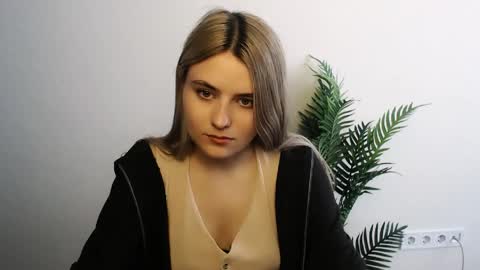 shy_sabrina_ online show from April 13, 9:13 am