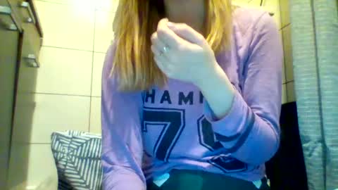 shy_woman18 online show from January 24, 5:31 am