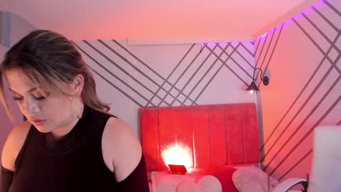 Mia online show from December 12, 7:08 am