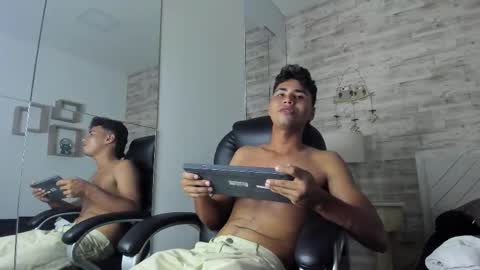 simon_pernia online show from December 1, 7:34 pm