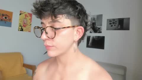 Snapshot of simone_4201 chatting on February 14, 8:15 pm Sim. online show from February 14, 8:15 pm