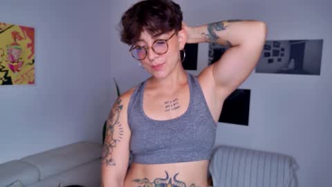 Snapshot of simone_4201 chatting on October 8, 7:31 pm Sim. online show from October 8, 7:31 pm