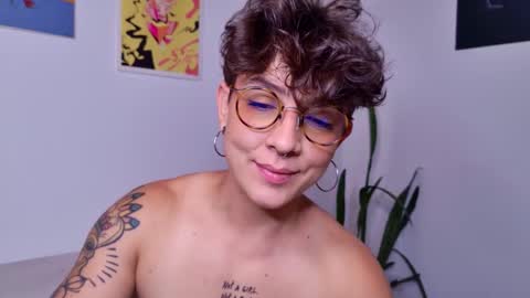 Snapshot of simone_4201 chatting on September 15, 11:55 am Sim. online show from September 15, 11:55 am