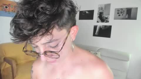 Snapshot of simone_4201 chatting on February 7, 11:45 pm Sim. online show from February 7, 11:45 pm