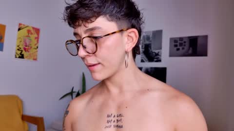 Snapshot of simone_4201 chatting on February 20, 4:03 pm Sim. online show from February 20, 4:03 pm